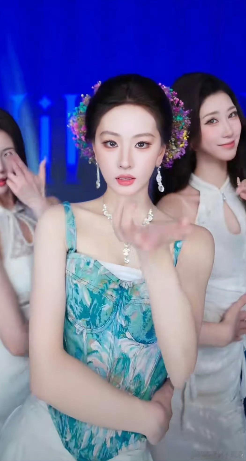 这个团播也是找到流量密码了，专业模仿刘亦菲