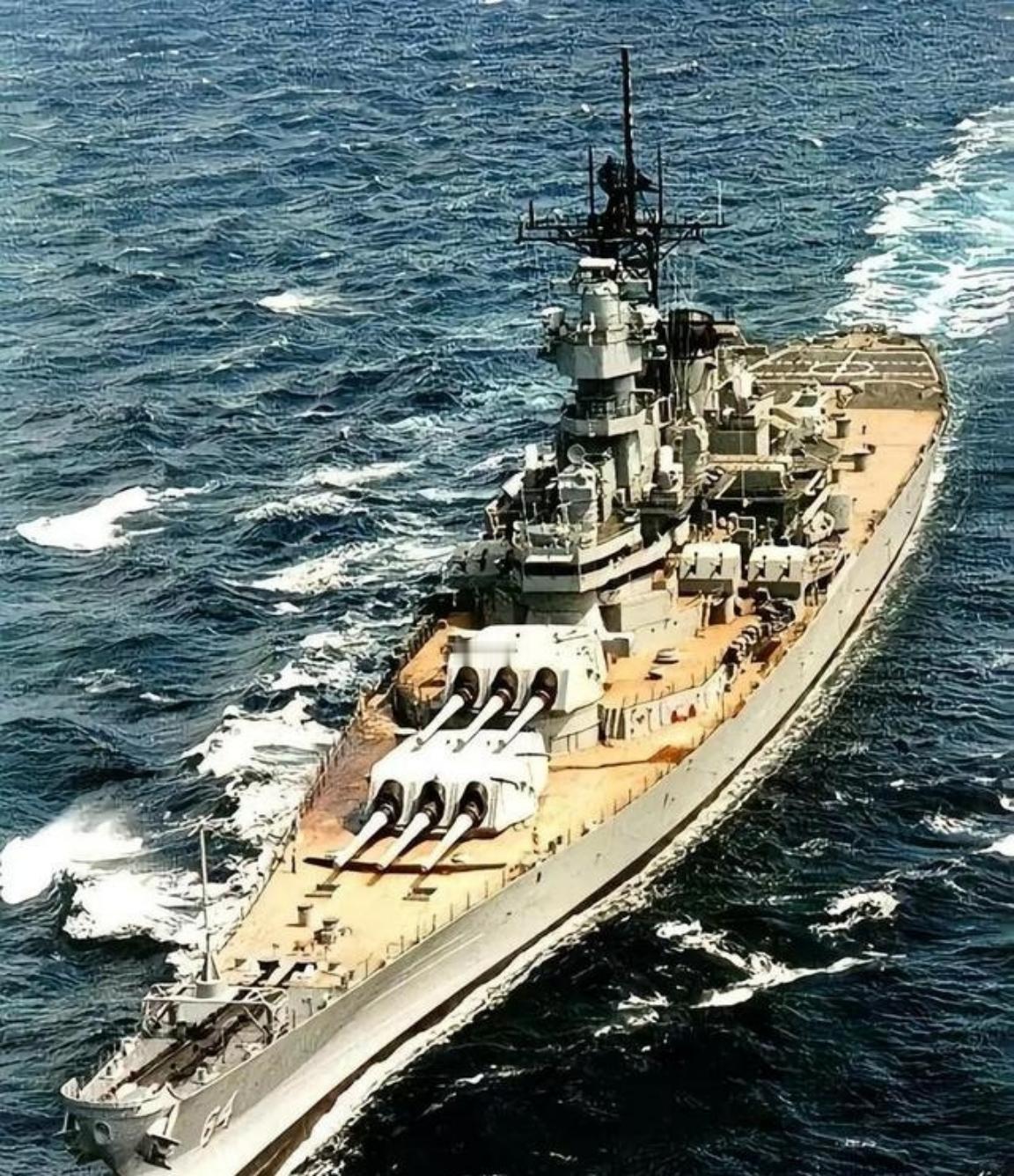 为什么战列舰会被淘汰？因为说白了，战列舰简直是太鸡肋了，相当于花着航母的钱养着，