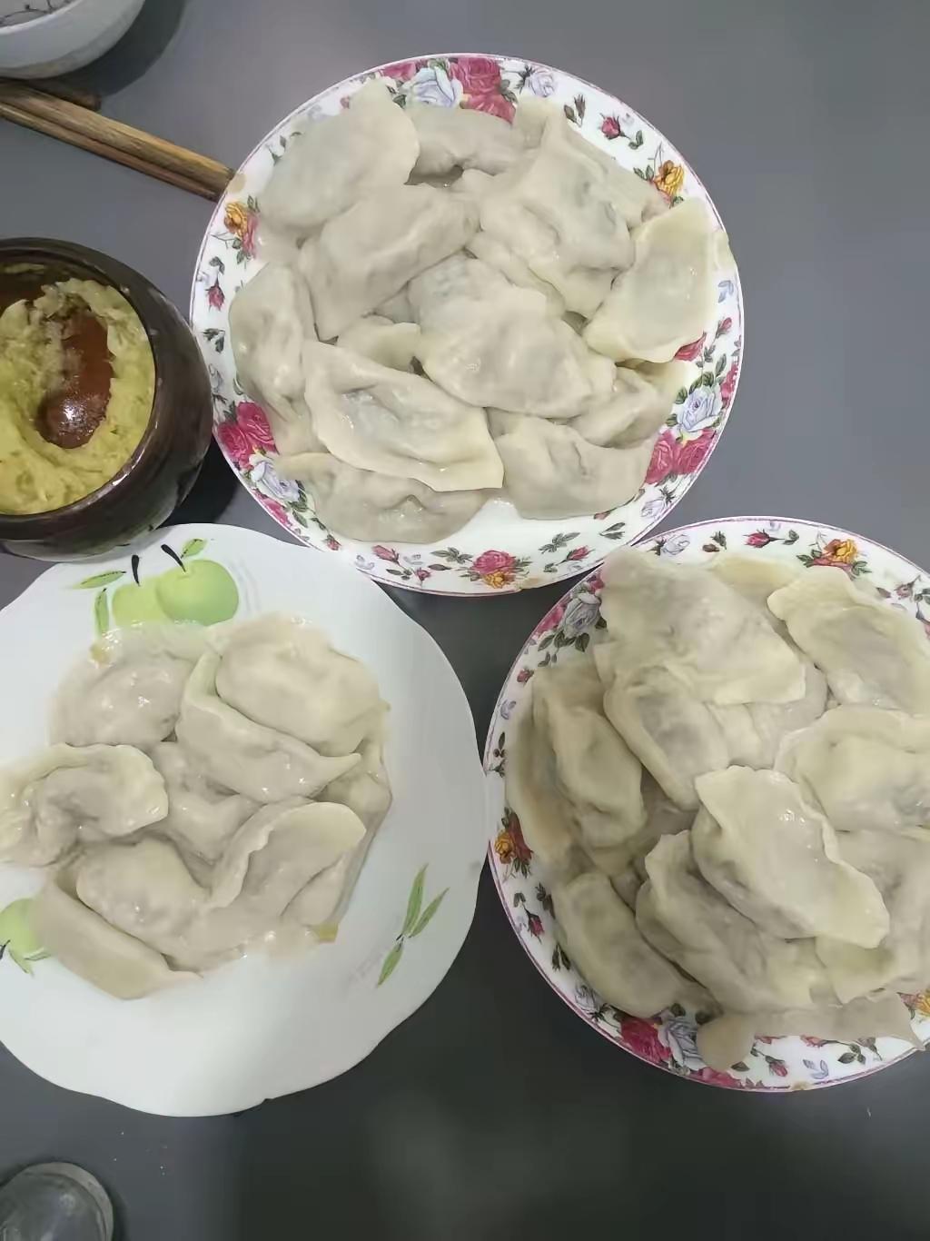 今天在大姨家吃饺子，我见识了一种极其节俭却又极为舒服的生活。​大姨说：既然来了