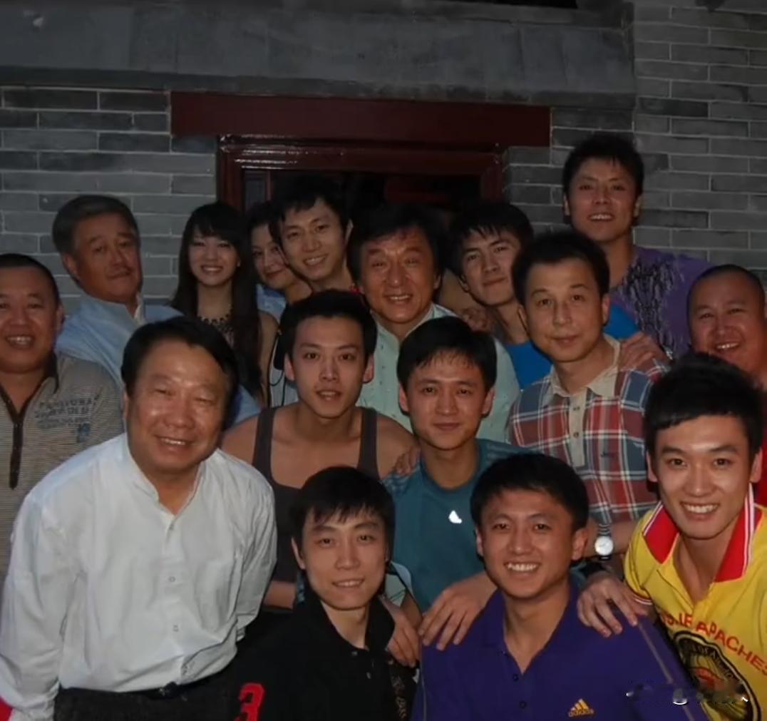 2008年北京刘老根大舞台开业，成龙特意到场祝贺。赵本山的徒弟和成龙一张温馨的合