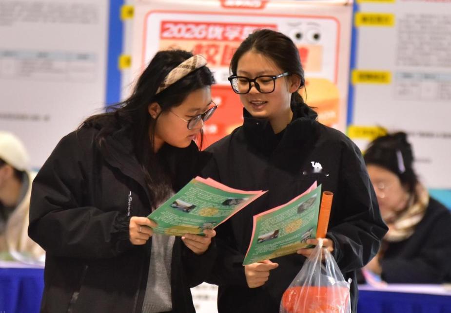 如果你发现最近“稳就业”三个字频繁出现在重要会议的第一位，那不是巧合，而是对现实