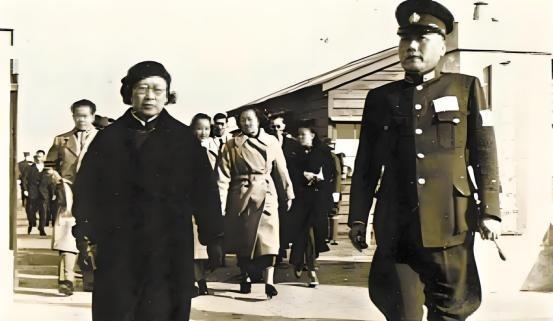 1947年，陈诚得知大汉奸叶蓬还活着，去找蒋介石要求将其处决。蒋说：“那就执行吧