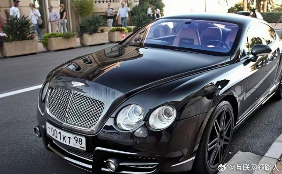 豪车为啥总关着窗？是怕外头的烟火气飘进去吗？不知道大伙有没有发现，路上的豪车车窗