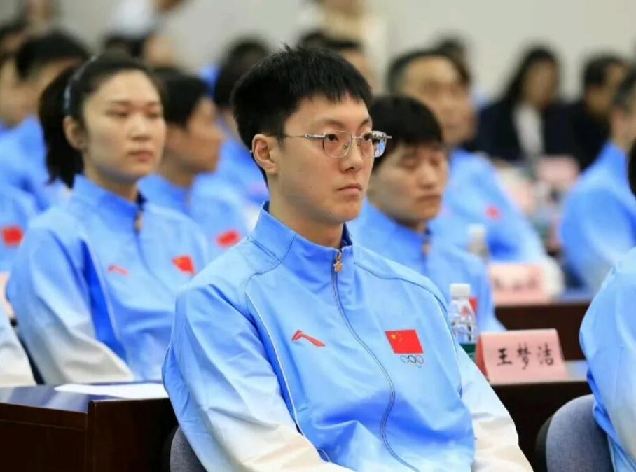 凝心备战！胡明轩出席代表团动员大会胡明轩现身代表团动员大会，作为球队核心后