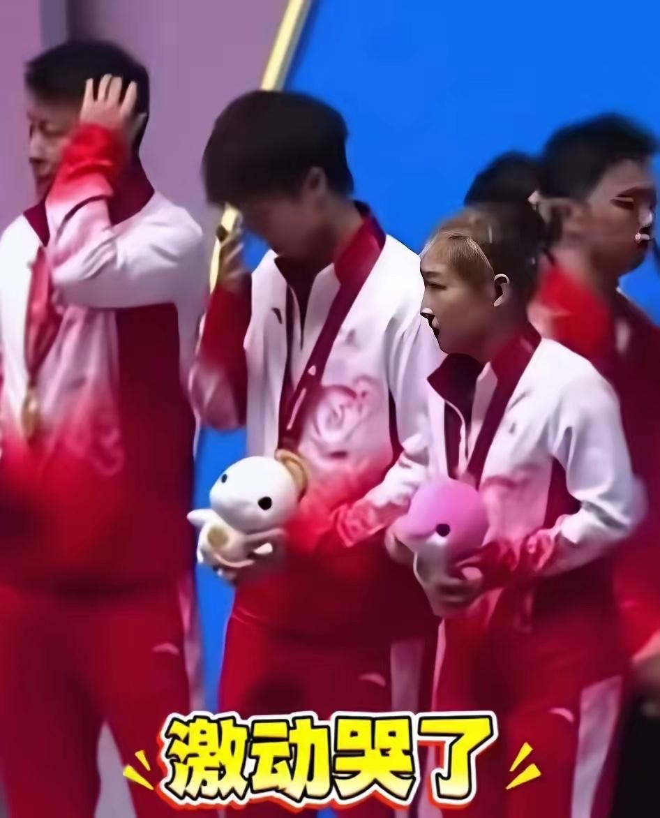 谁懂啊！林高远颁奖台上含泪望向上空的瞬间，比金牌更戳心！他赢了的时候我跟着哭