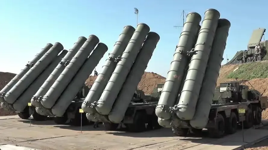 S-400绝对是防空界的六边形战士！毛子搞出来的这玩意儿，射程能怼到400公里。