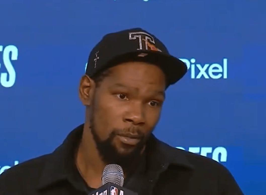 在火箭队的比赛中，杜兰特因个人事务缺席，很多人对于他缺席表示众说纷纭。有人说杜兰