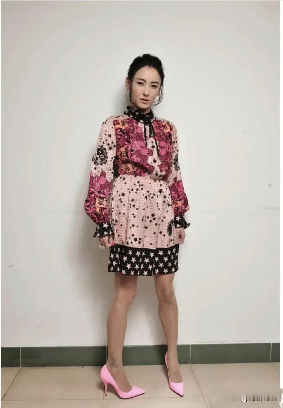 想不到明星也有穿错衣的时候。大美人张柏芝这条裙子，脖子、上身太过繁琐，尤其是下