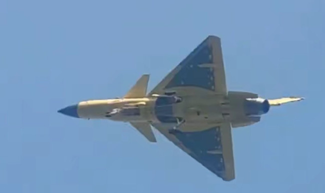 大批歼-10CE频繁试飞，美媒文章充满了焦虑，担心弱国将能抗衡西方！最近，美国防