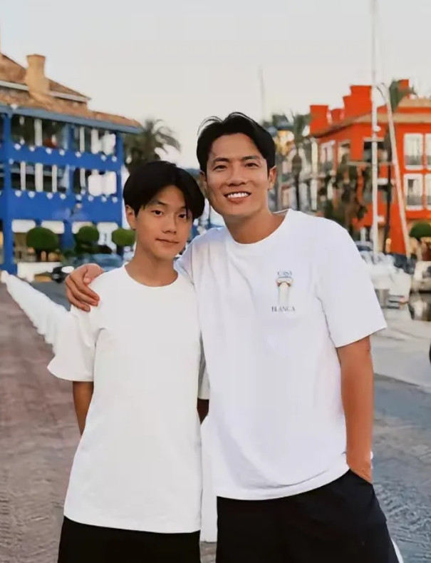 杨千嬅的儿子跟他爸爸丁子高简直是一模一样！杨千嬅多次通过社交媒体分享家庭动态
