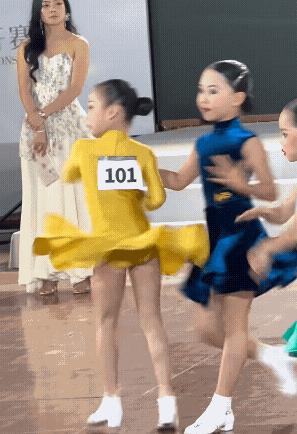 大快人心！迫于网络压力，那个在比赛中狠狠推搡黄裙女孩的蓝裙女生，第三名成绩直接被
