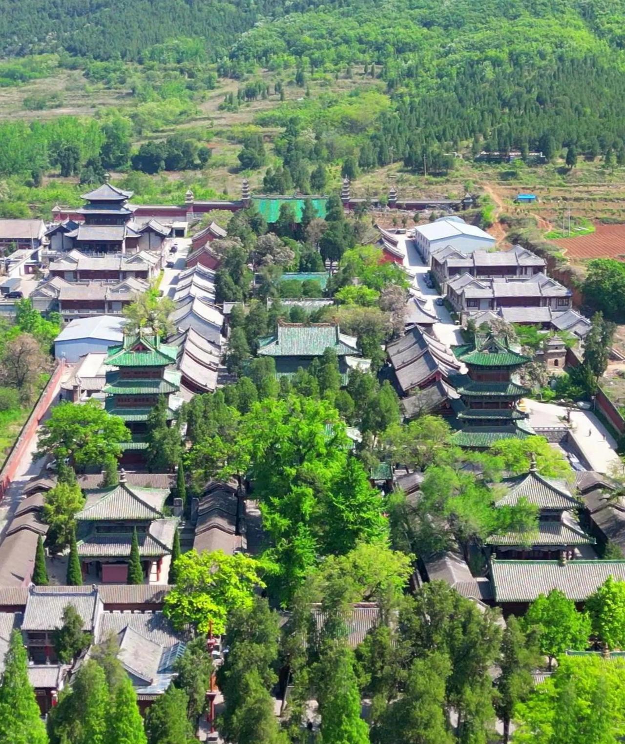 一直以为少林寺依山而建，僧人在深山老林修炼，原来就是在一块很普通的平地上建的，周