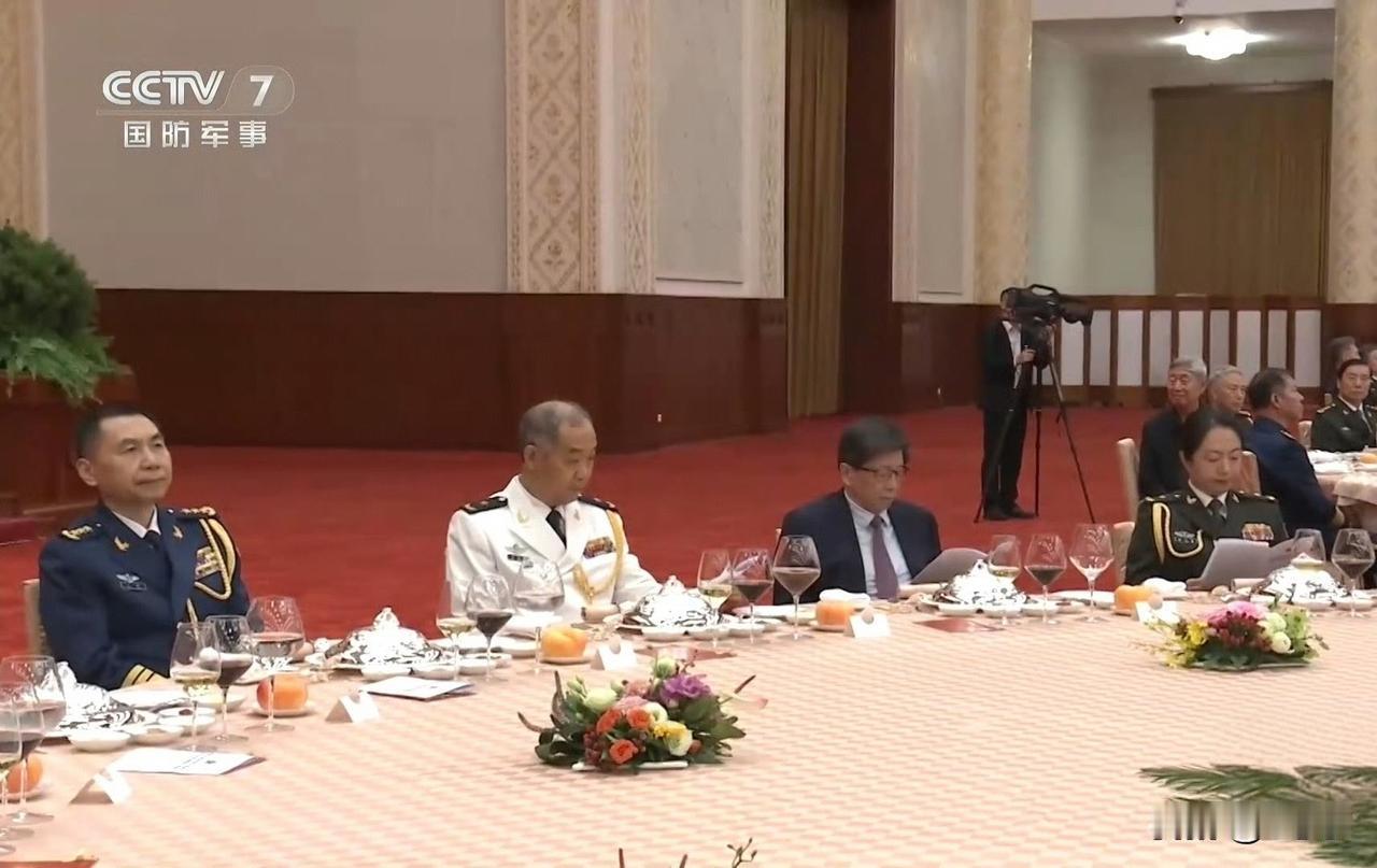 这场招待会上，看到了两个熟悉的面孔……八一建军节将至，国防部举办盛大招待会，庆