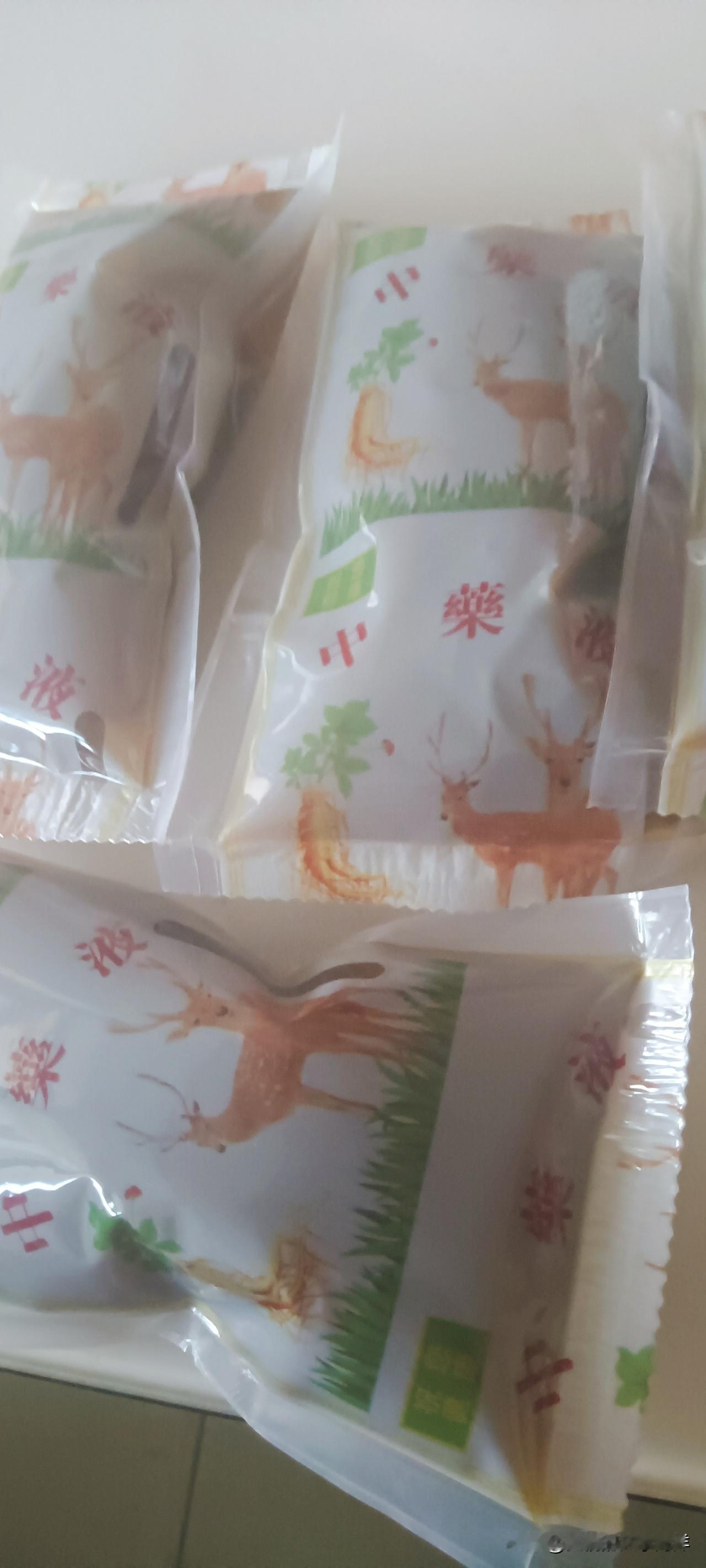 这是大夫给我开的一个星期的中药，吃了几天有点效果了。这几天睡得挺好，但还是不能写