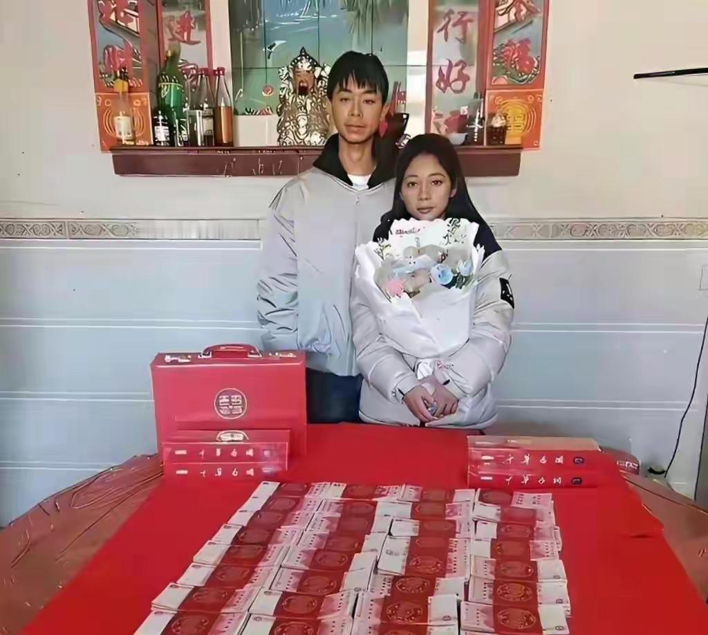 这两张图对比挺有意思：前一张小伙子耷拉着脸，后一张却笑得合不拢嘴，细看才发现，桌