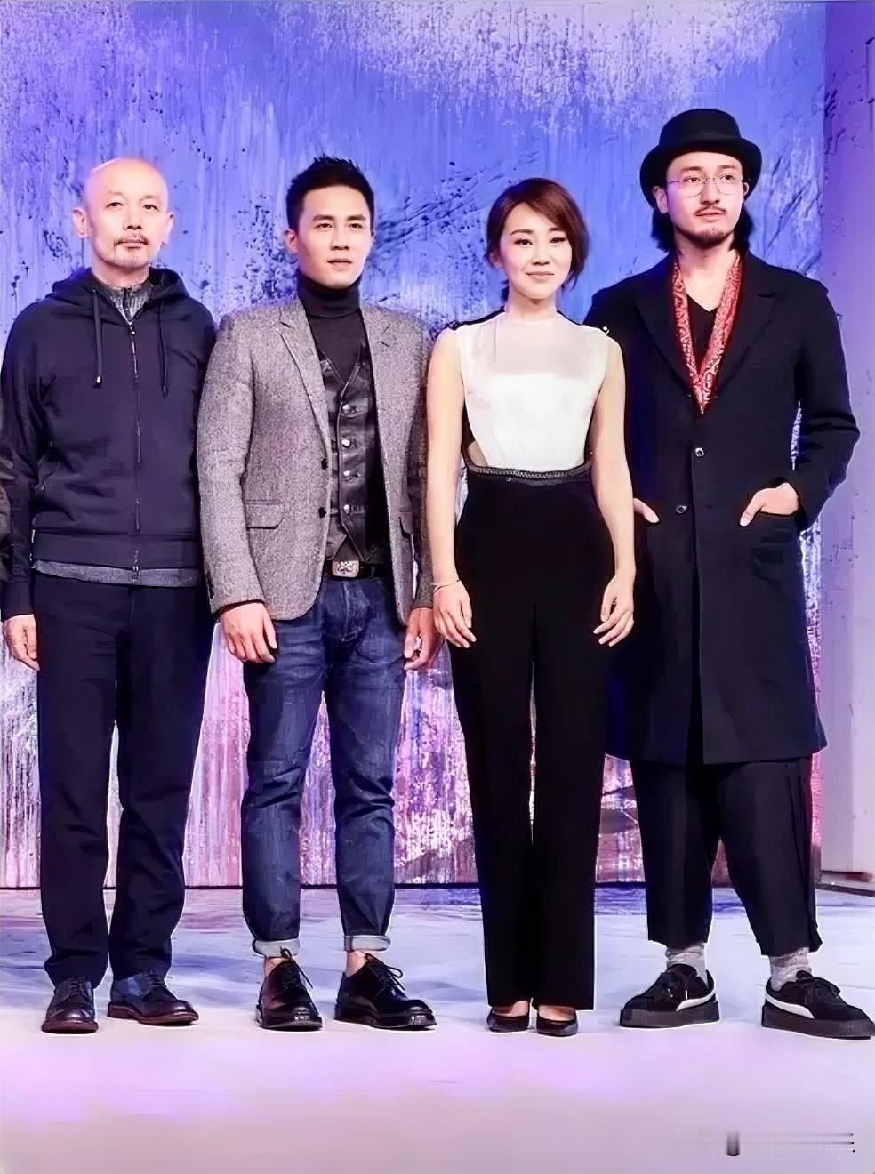 四位演员亮相红毯，左边的是葛优，右边的是王传君，中间的两位是谁啊？男演员好像饰演