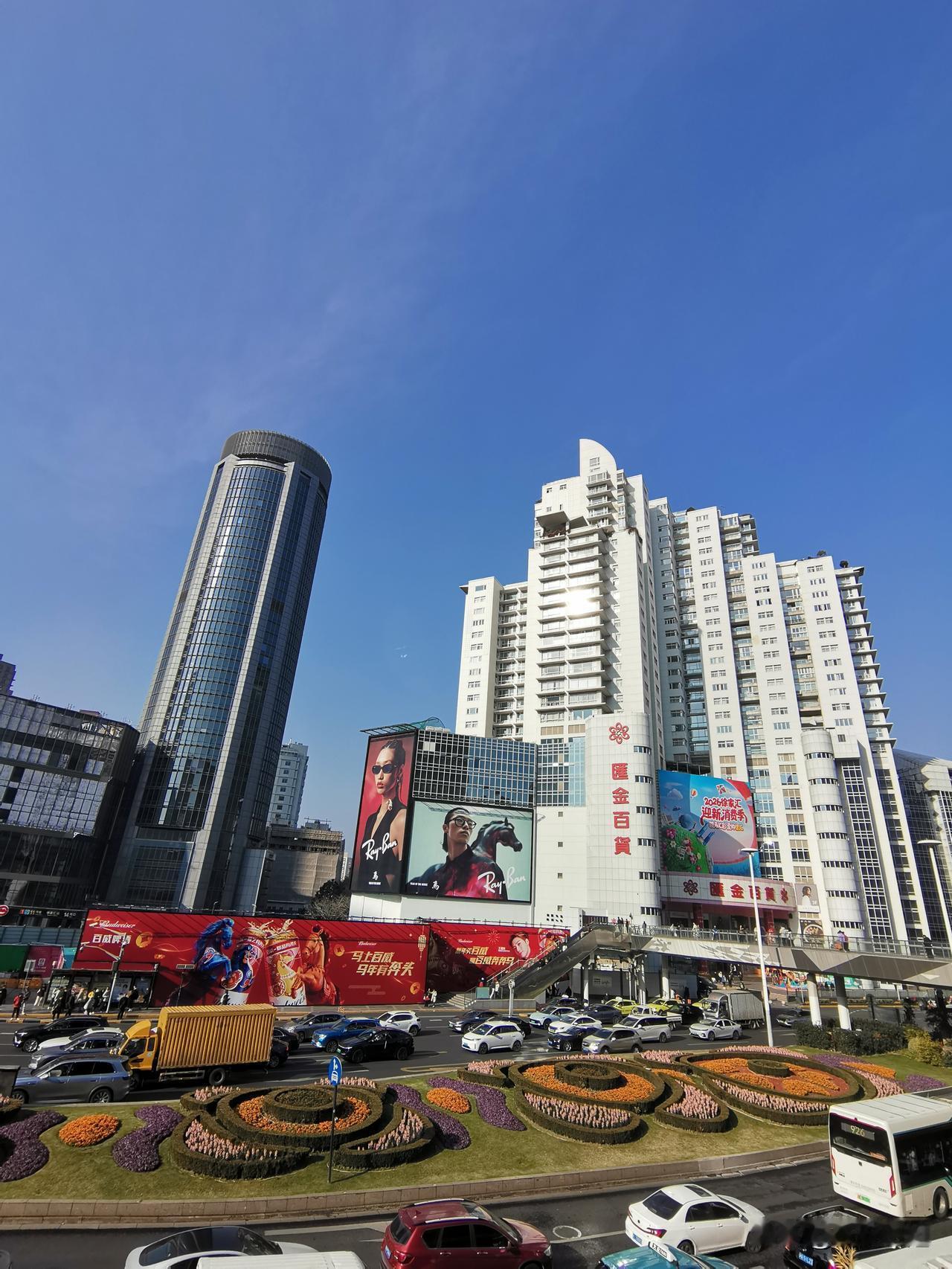 听说上海徐家汇的商场冷冷清清，人气大不如前，电商霸气，实体商场都很难过，我还有点