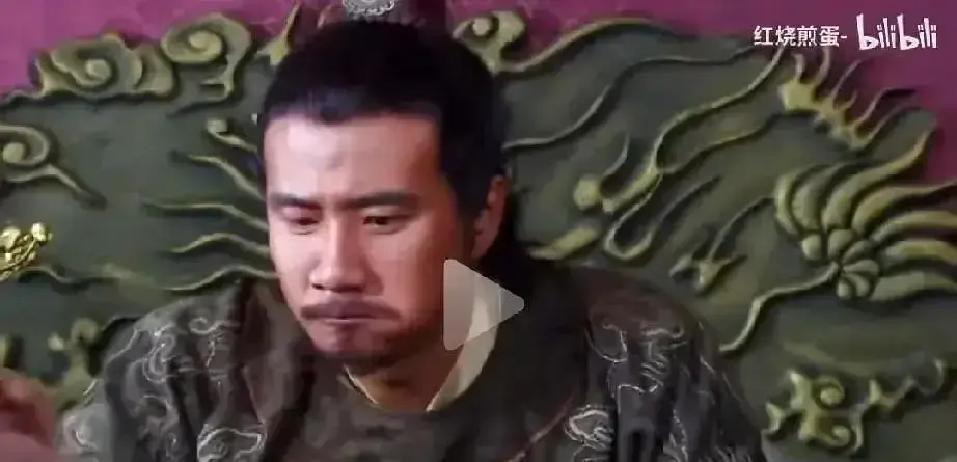 画面一开场，朱元璋把馒头掰成两半，雪白渣子像雪崩。你盯着屏幕，胃里一紧：洪武三年