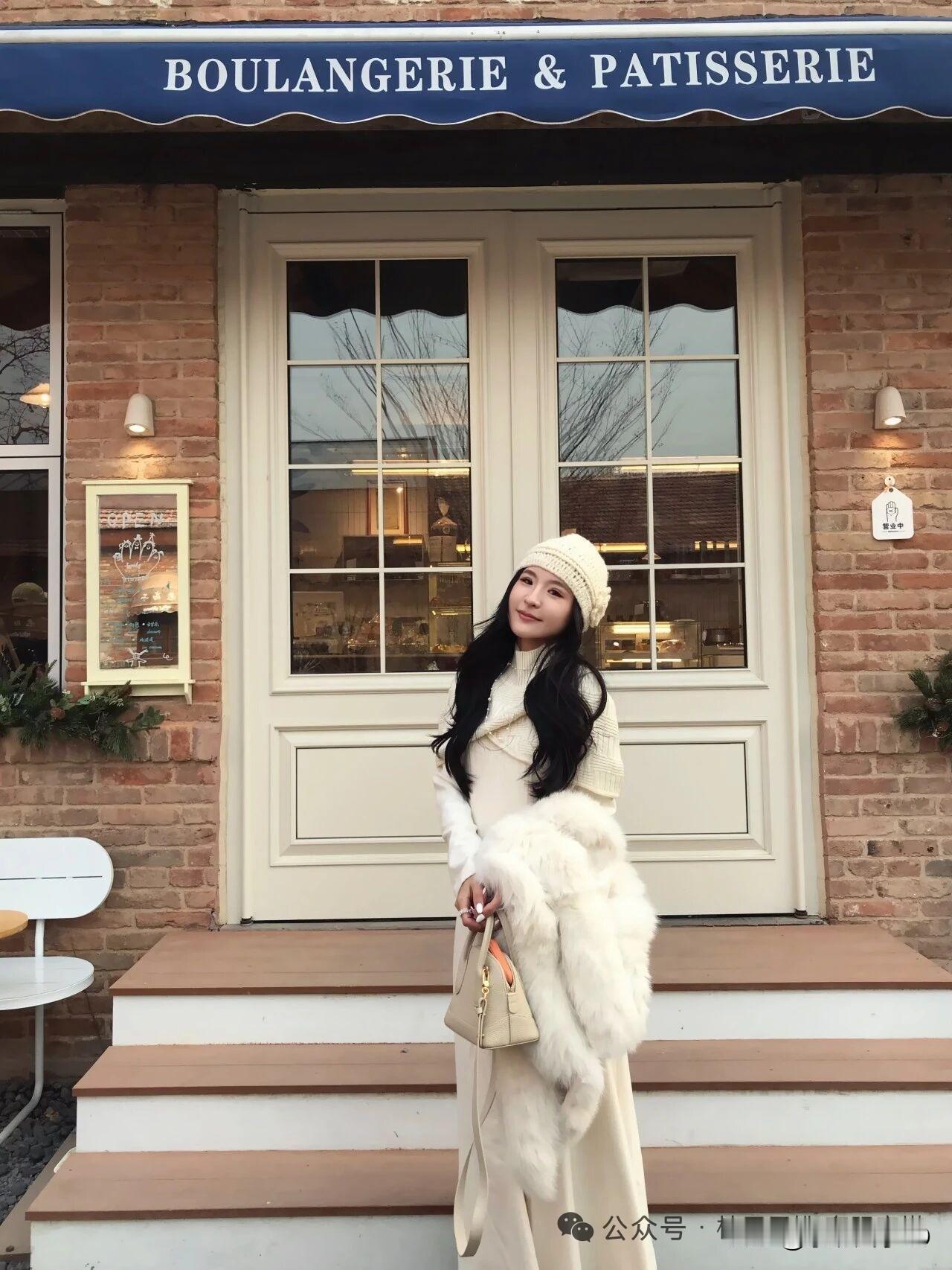 冬日暖阳下，优雅漫步在法式面包店前女生怎么穿搭会看上去很优雅什么样的才算是美女