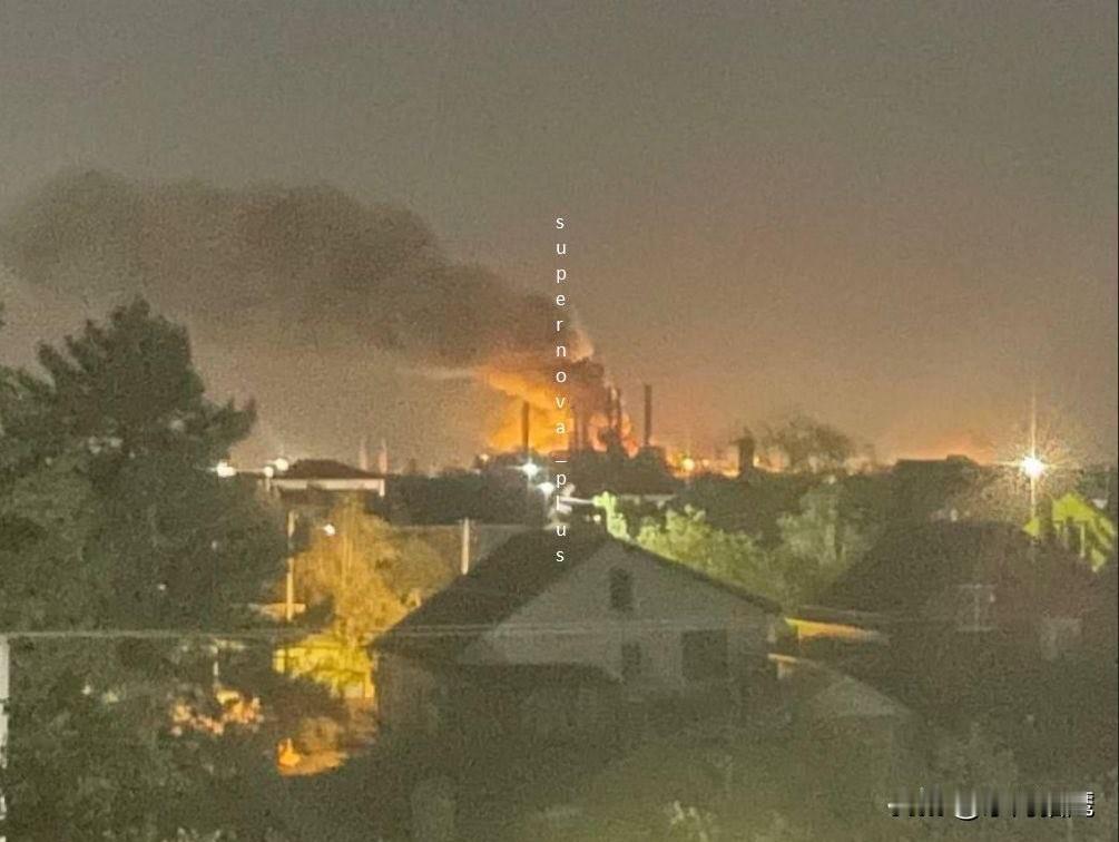 昨夜，俄罗斯克拉斯诺达尔地区的伊利斯基炼油厂遭受乌克兰无人机袭击。该炼油厂在无人