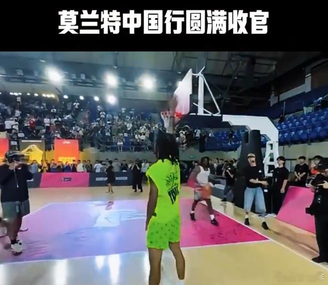 莫兰特比心致谢中国球迷贾莫兰特的最后一场比赛结束后，他对观众席的一次比心，瞬间