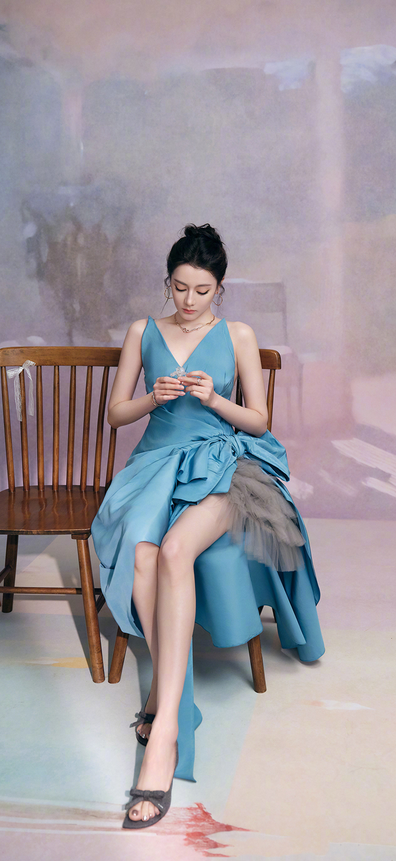 迪丽热巴的美貌真是无敌，这样的人生还能有什么烦恼吗[爱心]