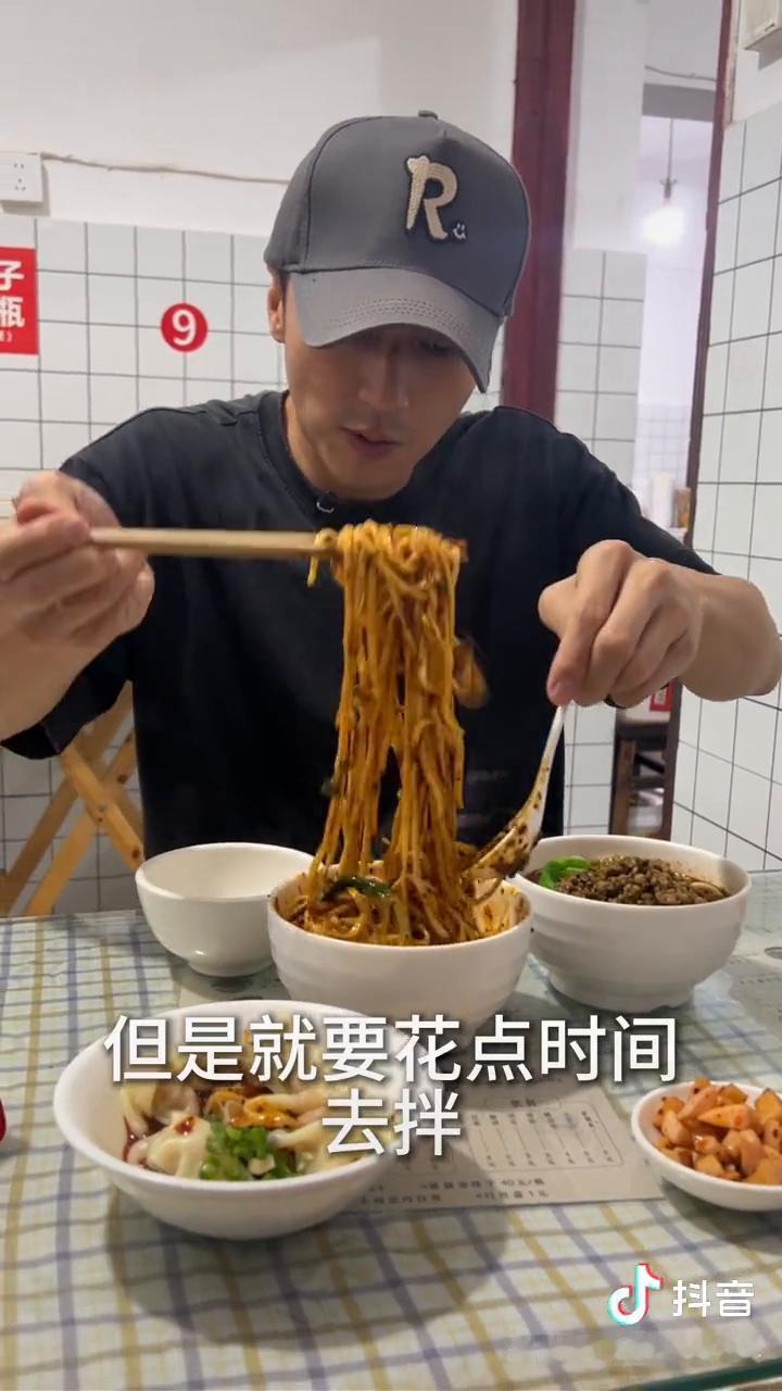来到成都当然是到处找找吃的。好像我之前是不是探店过这一家了？为什么他们会有我照