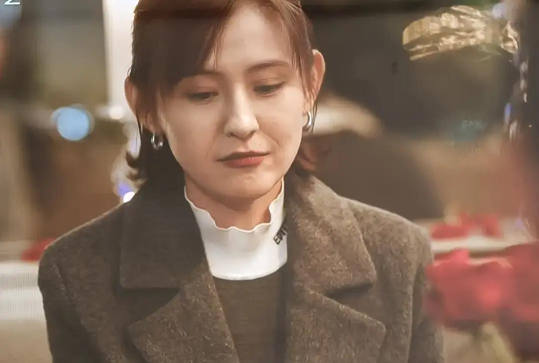 律师被骂上热搜第一陈硕开庭前还在吃煎饼，三分钟把对方律师怼到结巴。观众弹幕