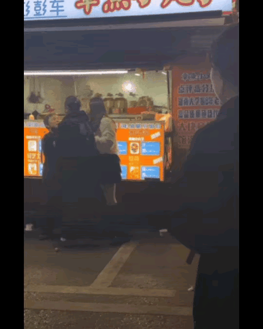 湖南长沙，2名女子付了12块钱，点了章鱼小丸子，等了约12分钟不耐烦要退单，摔了