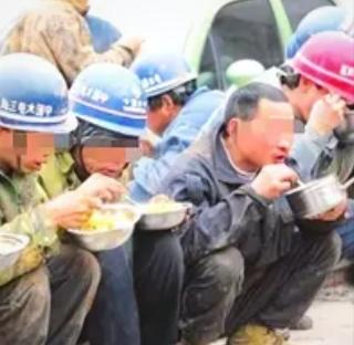 建筑工人摇围栏喊"要吃饭"：不是闹事，是被忽视的朴素诉求夜晚的工地白炽灯下