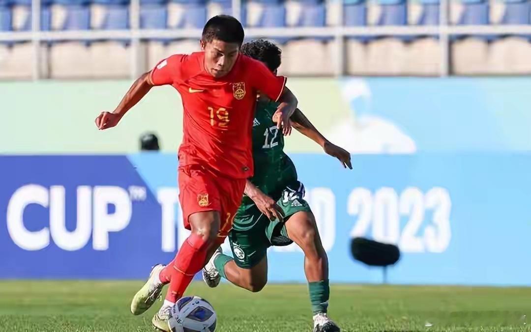 意外！上港锋霸无缘U23亚洲杯国足第二人落选引担忧随着2026年U23亚洲杯临
