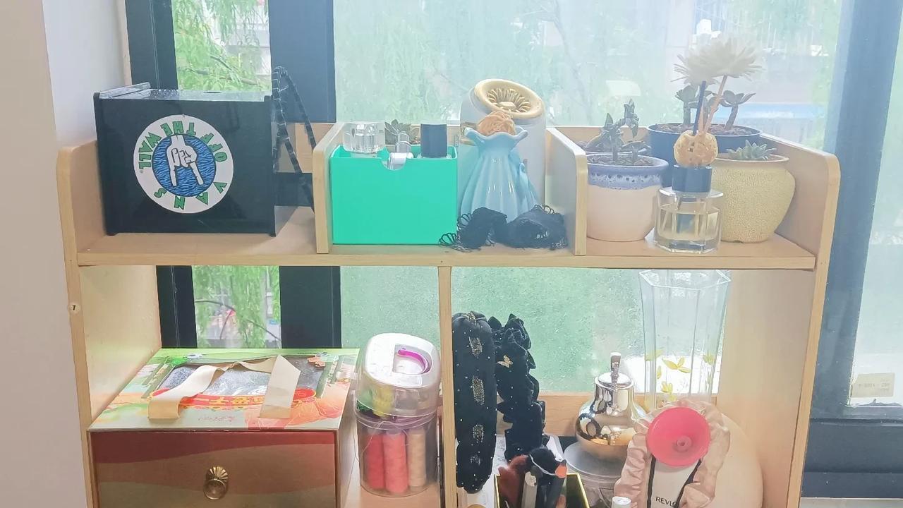 前两天去女儿家，在她家门口看到一个小的两层木制储物架，一层是两个空间，二层隔断成