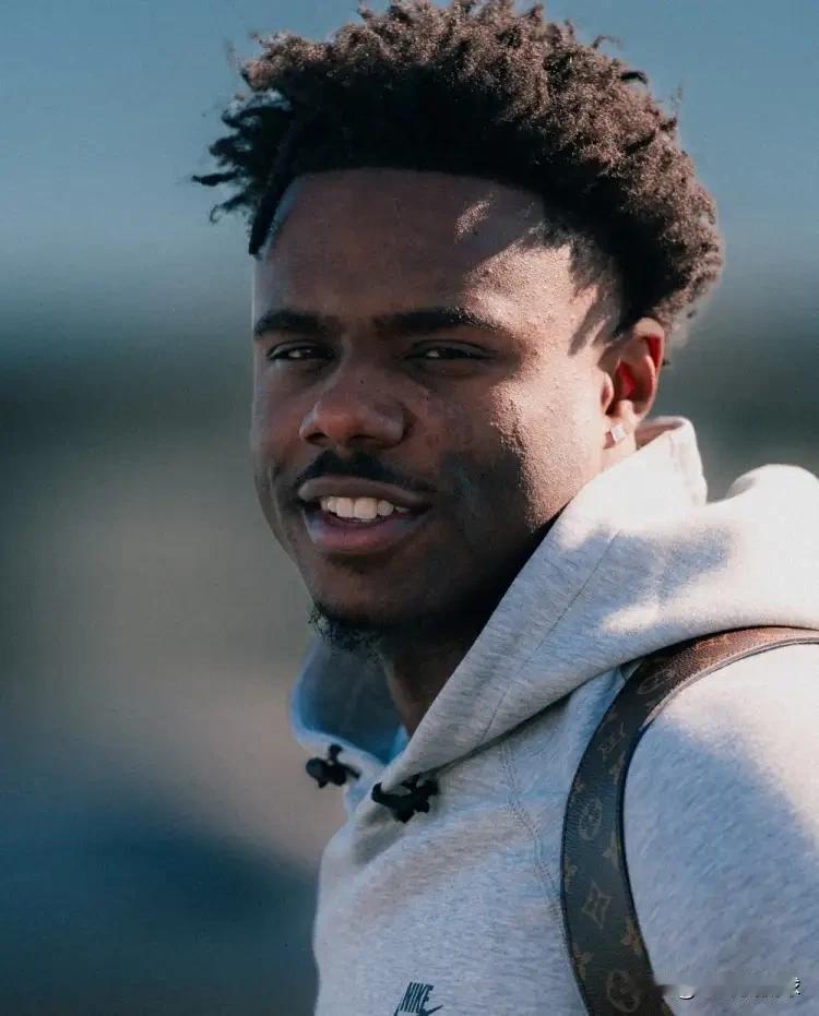 我强烈建议快船主帅泰伦-卢弃用科比-布朗！在今天快船主场以103：121惨败于灰