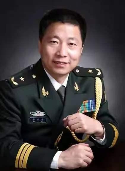 他的退休待遇：没有巨额奖金，只有“终身金钟罩”。2003年10月15