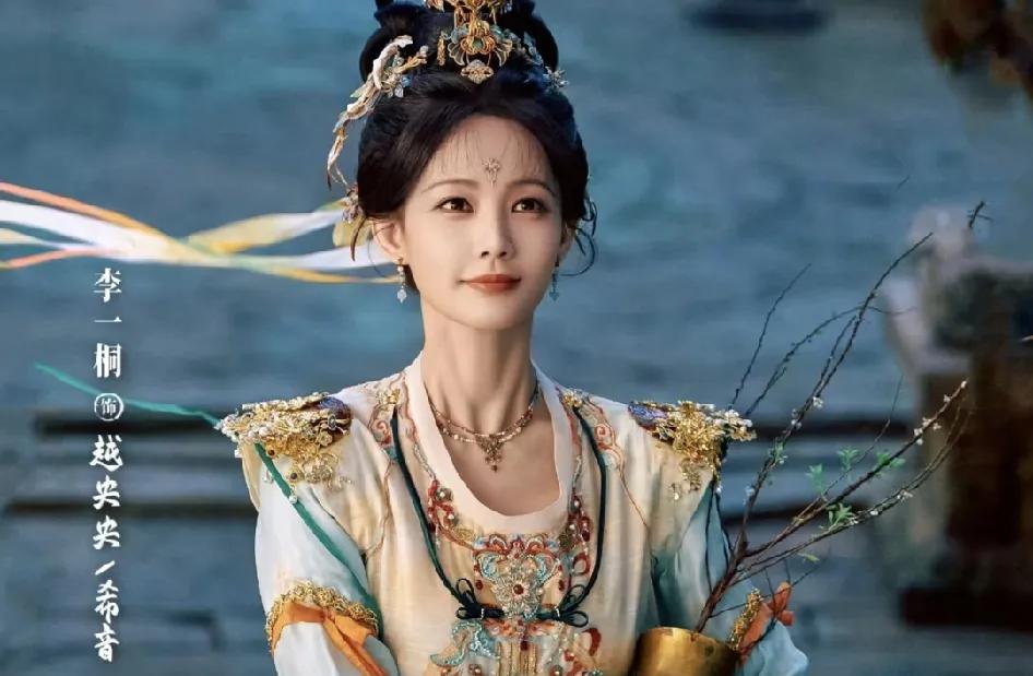 不理解，李一桐明明和张凌赫一个公司的，《逐玉》的女主却是田曦薇，公司白白让李一桐