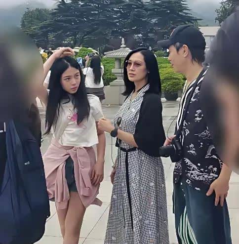 53岁朱茵的女儿黄莺近照流出，13岁的她身高“一路狂飙”，竟超过了朱茵，站在一起