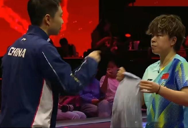 WTT新加坡大满贯赛的赛场上，球迷们对于孙颖莎和王曼昱，包括新生代当中的核心代表