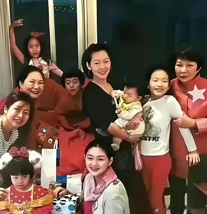 一直想不通，小玥儿和小箖箖从小跟着大S在湾湾生活，按理说和姥姥、小姨应该最亲才对