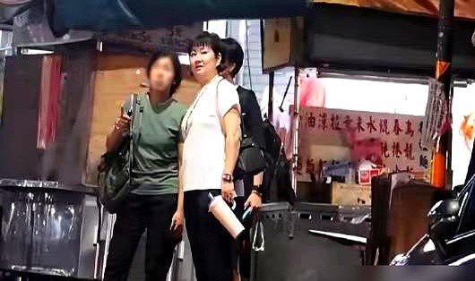 Selina挺着圆润的腰腹去接儿子放学，不小心露出了双下巴，一时间都在猜她是不是怀二胎了。流言还没传