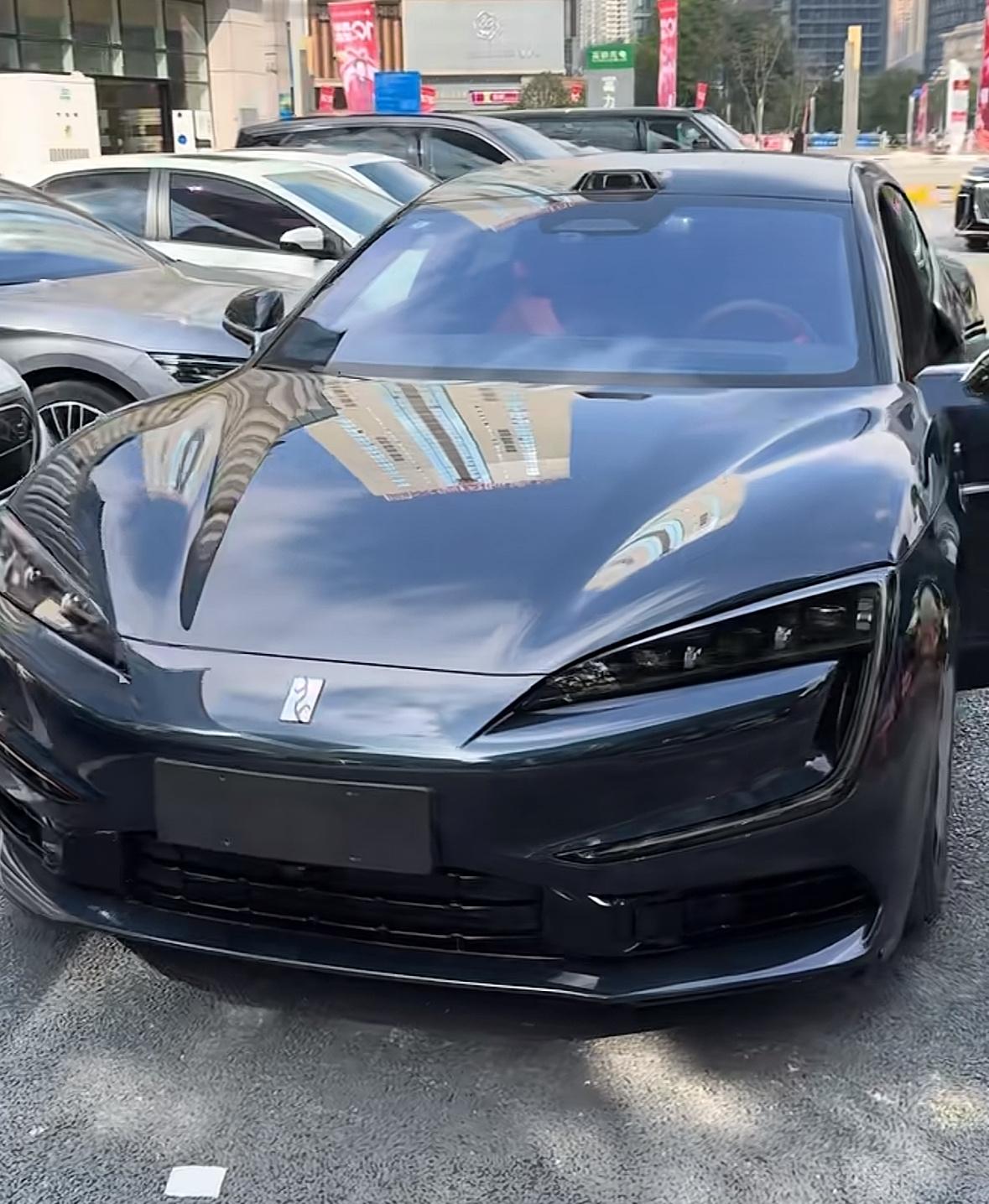 仰望U7这个全新的涂装颜色很有质感，高级感提升了一大截，希望能增加点销量吧。