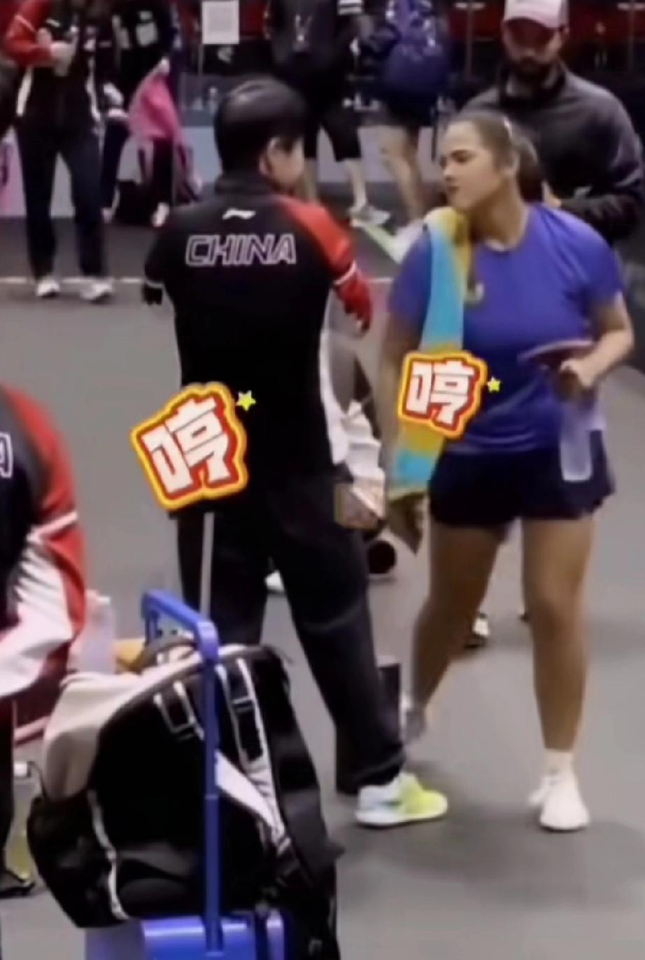 迪亚茨虽然输给莎莎，但是气势不能倒，走过去还得撞一下莎莎，小嘴一噘“哼！”外协