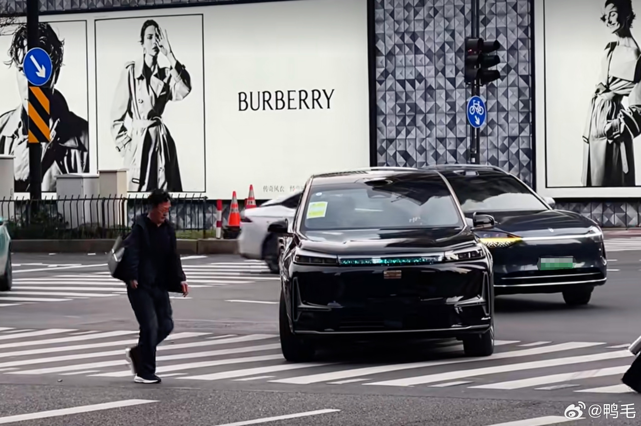 疑似吉利银河M9新款路透了，黑金双拼色那个。这配色在迈巴赫、劳斯莱斯上常见，属于