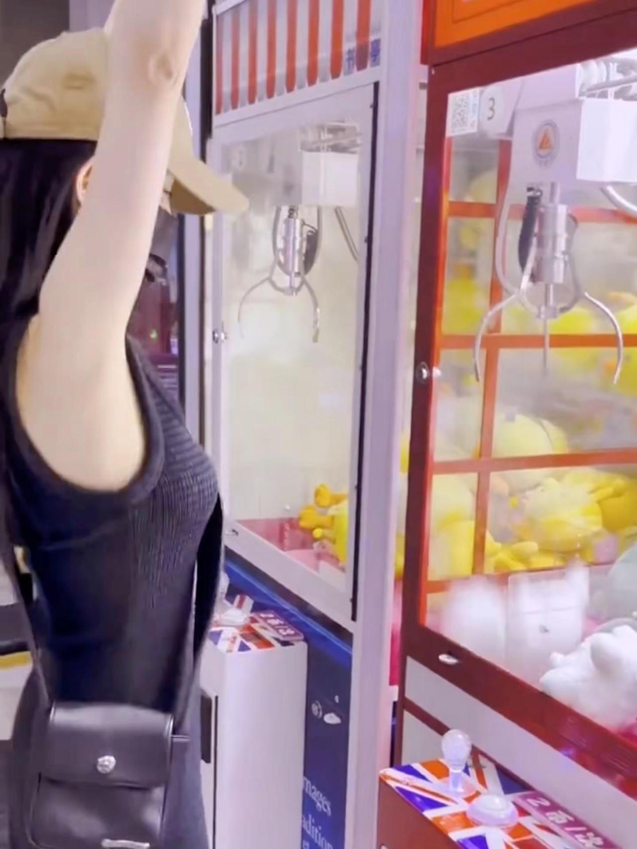 得到玩具的杨幂，开心得像个孩子！杨幂杨幂玩具抓娃娃机互动