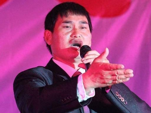 朱之文这回真没惯着！一场普通商演结束，他老老实实唱完合同规定的3首歌，准备下台结