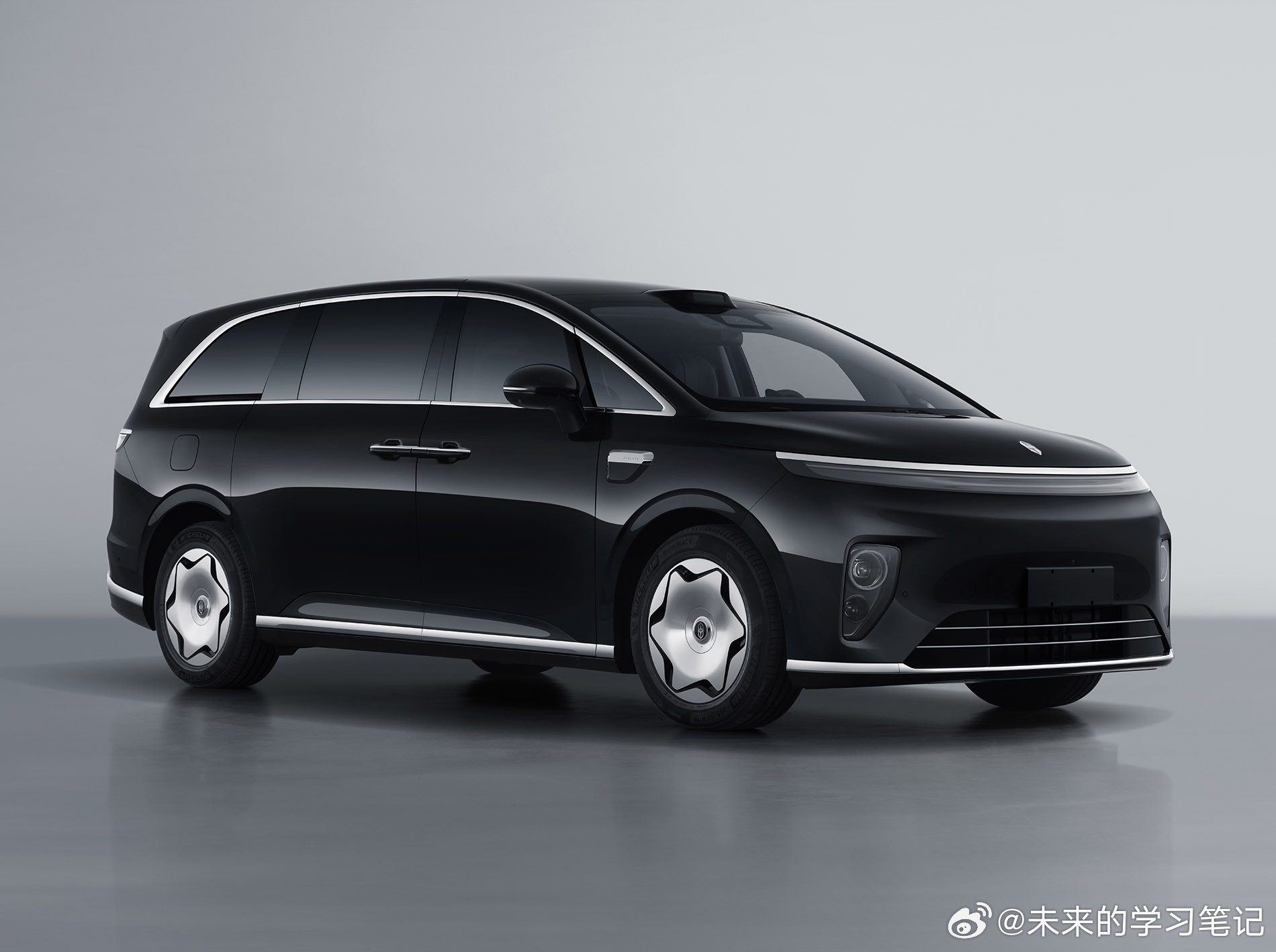 工信部车展来了，新车就剩一台享界V8，这个月公示，估计上市时间在9-10月之前我