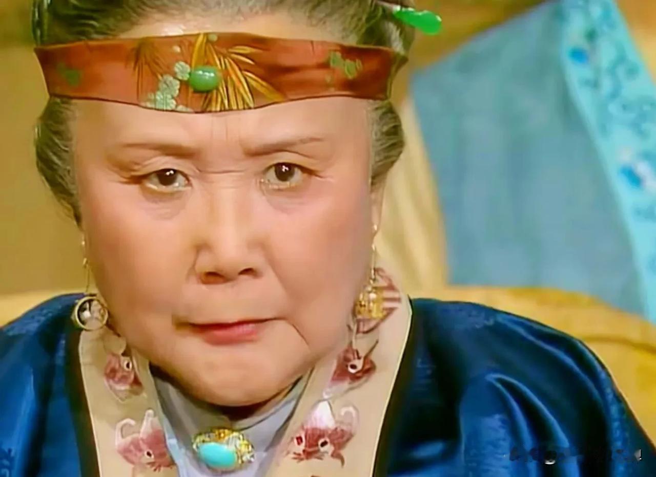贾母年轻时也是个狠角色。凤姐曾经奉承贾母，说她从小儿的福寿就不小，神差鬼使碰出那