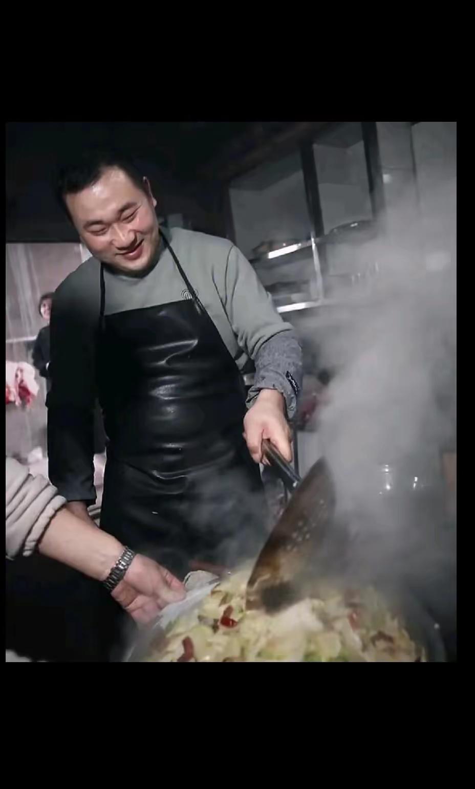 重庆杀猪宴最绝的彩蛋，根本不是呆呆也不是保时捷大哥，而是“被迫营业”的赵大厨