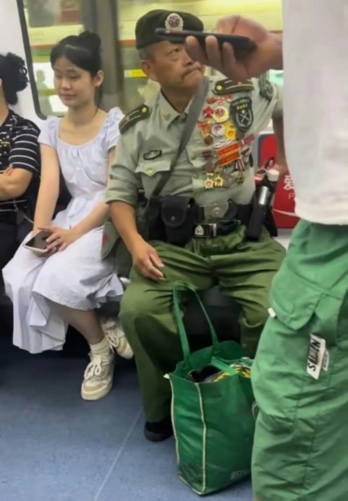 不懂就问，地铁上的大爷是什么衔？