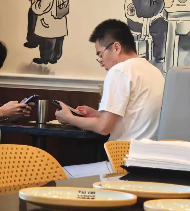 许亚军被骂死了！前妻何晴因为癌症去世，许亚军不但没有回来参加葬礼，还在美国带