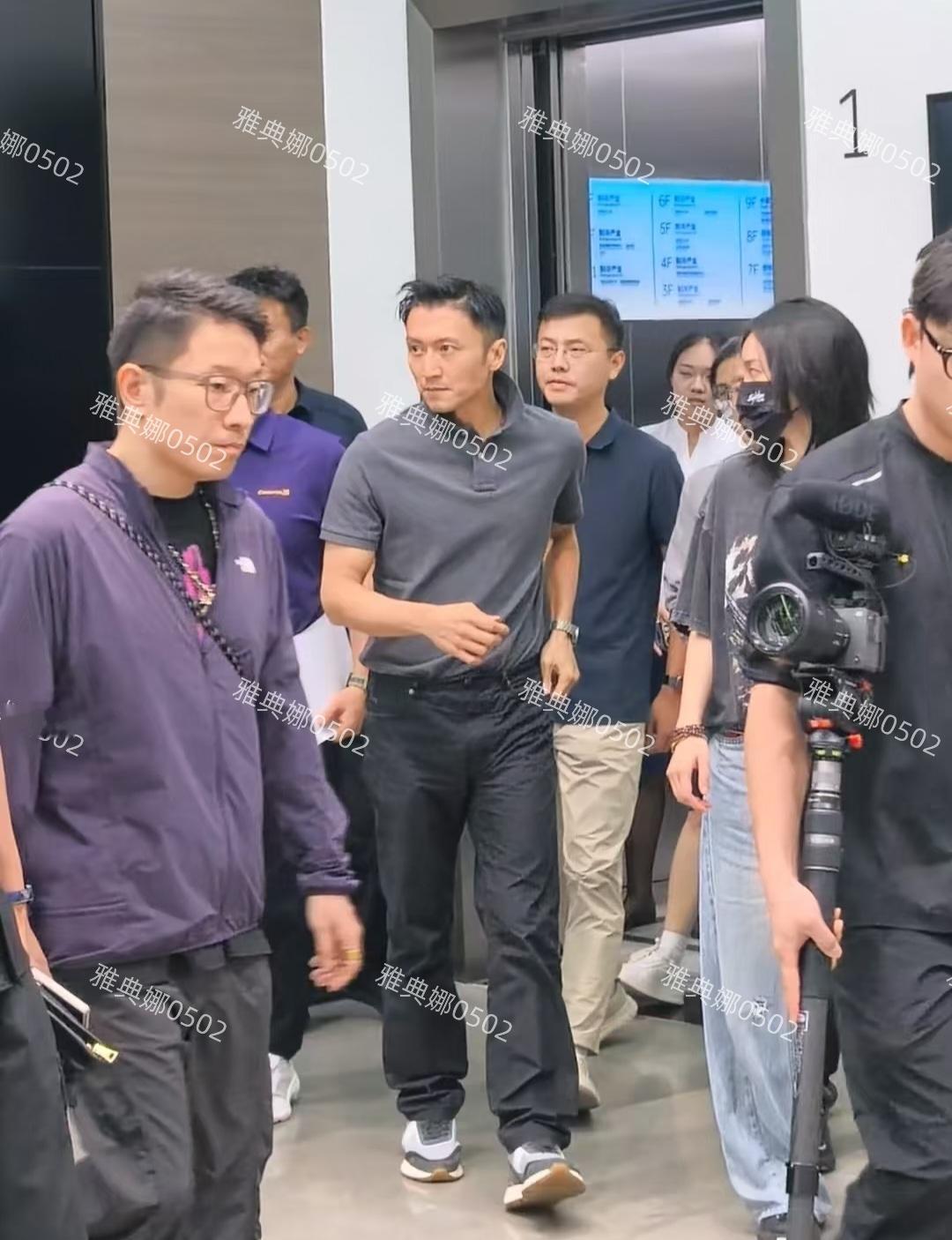 谢霆锋本人并没有网上夸的那么年轻帅气，他不仅个子不高，连头发也变稀疏了，全靠把头
